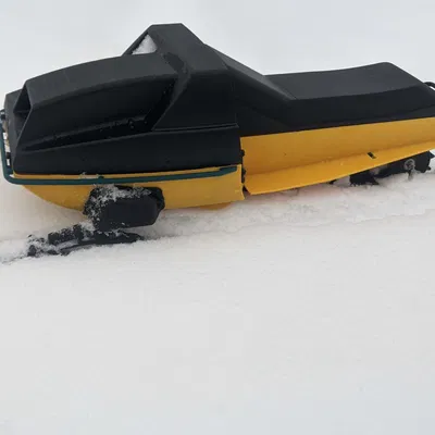 Mô hình xe trượt tuyết RC cổ điển tự in 3D phong cách thập niên 70