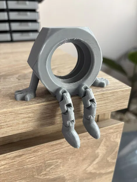 Nutty Buddy: Mô hình ốc vít có chân cử động độc đáo cho bàn làm việc - Image 1