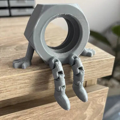 Nutty Buddy: Mô hình ốc vít có chân cử động độc đáo cho bàn làm việc