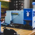 Bộ Mô Hình Dutch Bros Coffee - Diorama Tỉ Lệ 1:64 - Thumbnail 16