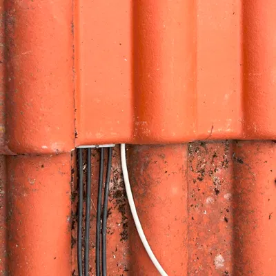 Bộ dẫn cáp năng lượng mặt trời qua ngói mái