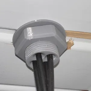 Bộ dẫn cáp năng lượng mặt trời qua ngói mái