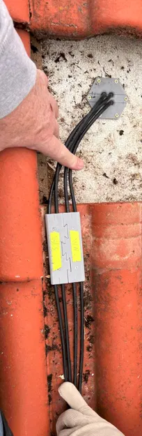 Bộ dẫn cáp năng lượng mặt trời qua ngói mái - Image 4