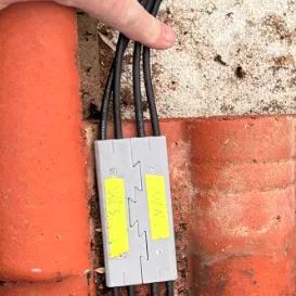 Bộ dẫn cáp năng lượng mặt trời qua ngói mái