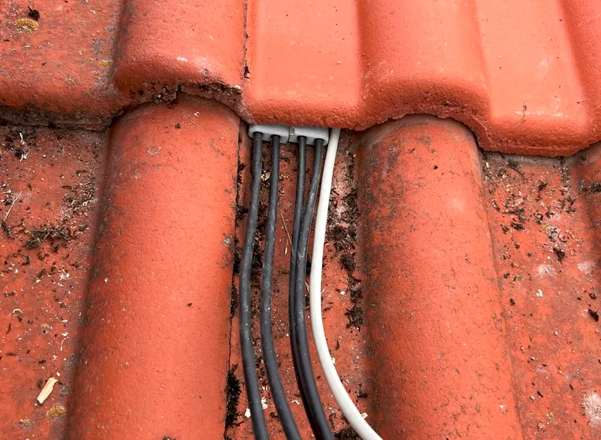 Bộ dẫn cáp năng lượng mặt trời qua ngói mái - Image 6