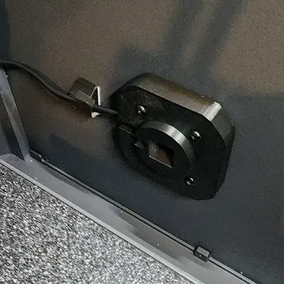 Ngàm gắn và khe luồn dây cho Centauri Carbon