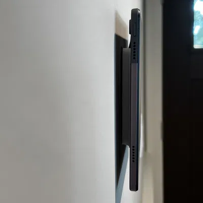 Giá treo tablet đa năng gắn tường (Floating Universal Tablet Wall Mount)
