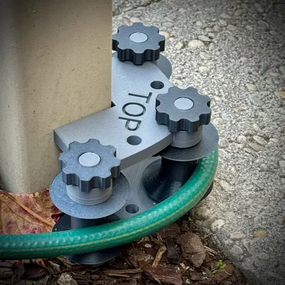 Dụng cụ dẫn hướng ống nước tưới cây góc tường có con lăn