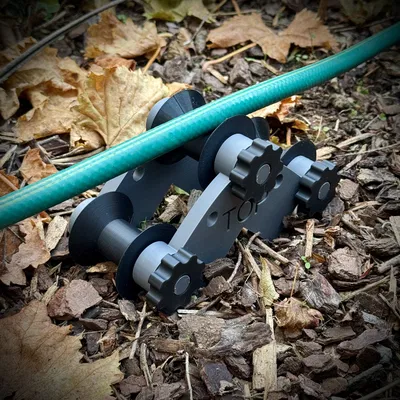 Dụng cụ dẫn hướng ống nước tưới cây góc tường có con lăn