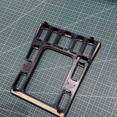 Khung nhựa đỡ nút bấm bảng điều khiển Mercedes-Benz 190E W201