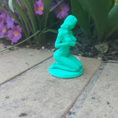 Mô hình cô gái quỳ gối nghệ thuật 12cm cho trang trí