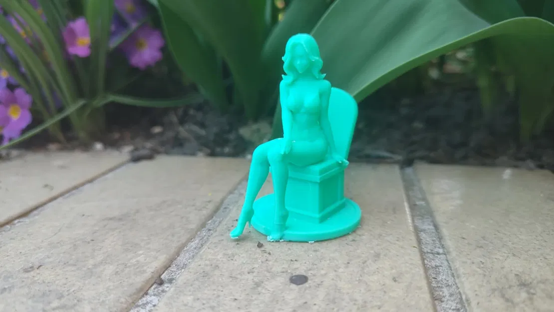 Mô hình người phụ nữ quyến rũ ngồi trang trí 12cm - Image 2