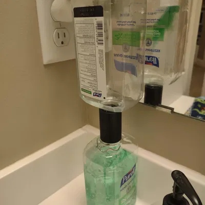 Ống chuyển dung dịch Purell giữa các chai