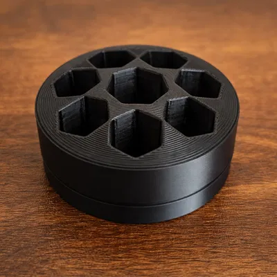 Ống cắm bút lục giác nghiêng gọn gàng – Phụ kiện bàn làm việc tối giản