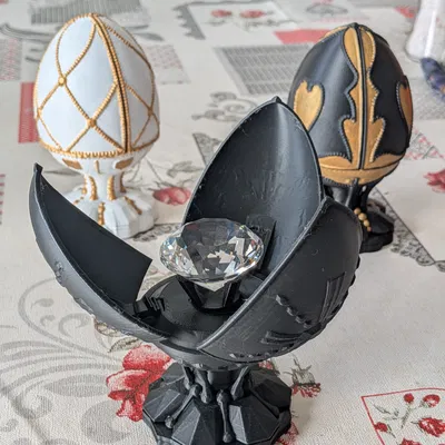 Các phụ kiện trưng bày bổ sung cho Quả trứng Fabergé cơ khí