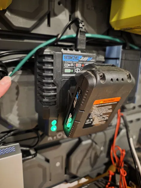 Ngàm gắn bộ sạc pin Stacyc lên hệ thống bảng treo Ryobi Link - Image 2