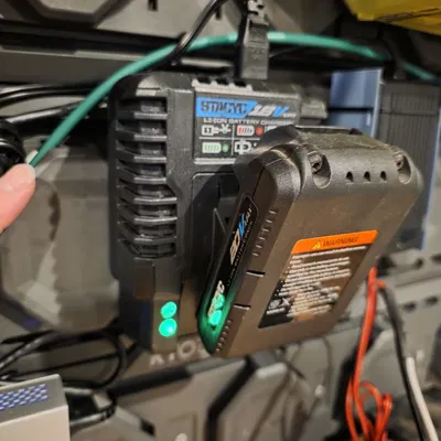 Ngàm gắn bộ sạc pin Stacyc lên hệ thống bảng treo Ryobi Link