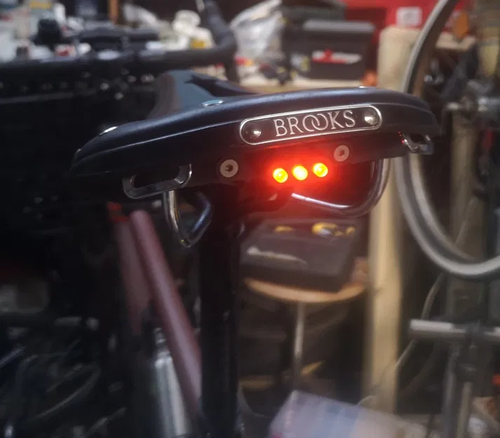 Ngàm gắn đèn hậu Supernova cho yên xe Brooks B17 chuyên dụng - Image 1