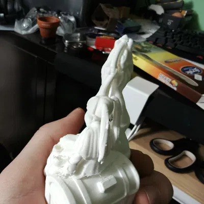 Mô hình 3D Frieren đứng trên rương báu cực đẹp