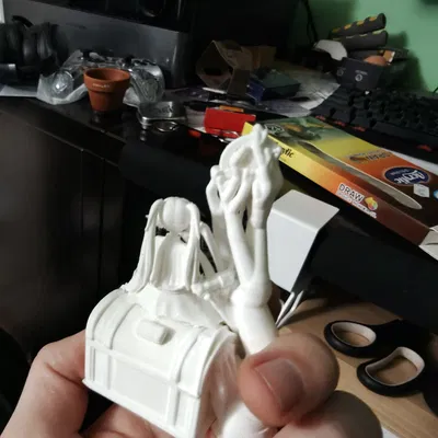 Mô hình 3D Frieren đứng trên rương báu cực đẹp