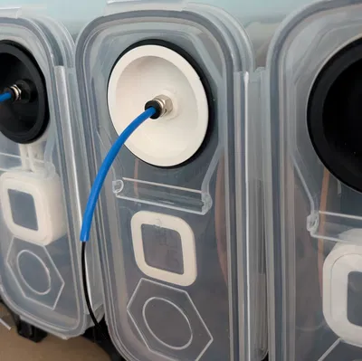 Cổng Drybox tích hợp giá đỡ ẩm kế cho hộp nhựa 4 lít