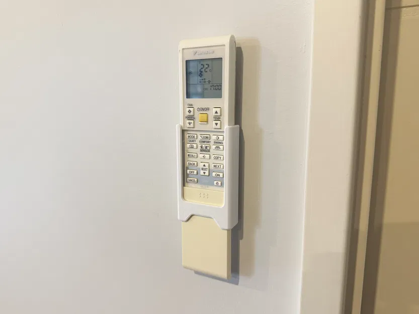 Giá Treo Remote Máy Lạnh Daikin - Thiết Kế Nắp Trượt Tiện Lợi - Image 1
