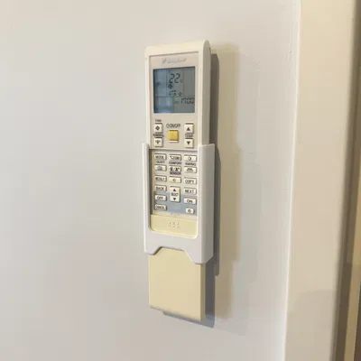 Giá Treo Remote Máy Lạnh Daikin - Thiết Kế Nắp Trượt Tiện Lợi