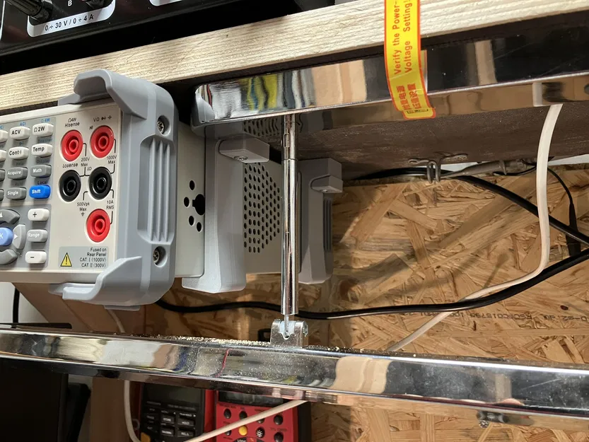 Ngàm treo thiết bị đo lường Siglent dưới bàn làm việc - Image 1