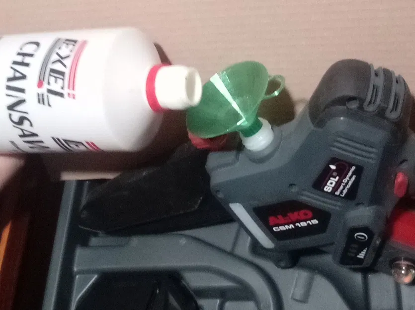 Phễu châm dầu máy cưa xích (có lỗ thông hơi) - Image 1