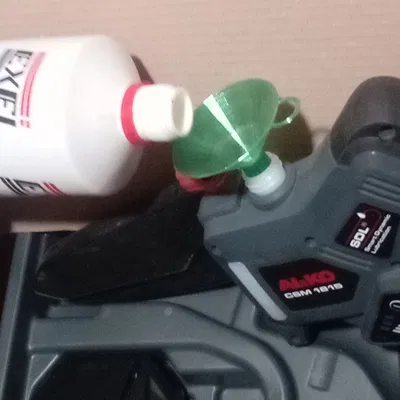 Phễu châm dầu máy cưa xích (có lỗ thông hơi)