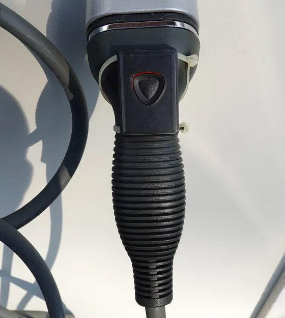 Giá đỡ dây rút cho nút bấm mở cổng sạc Tesla (kèm file STEP và Fusion360!) - Image 1