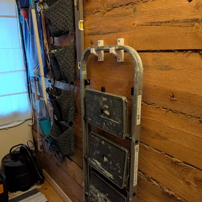 Móc treo thang xếp gọn - Giải pháp lưu trữ thông minh cho nhà kho