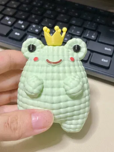 Mô hình ếch hoàng tử đan len (Knitted Frog king) - Image 3