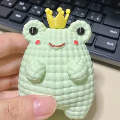 Mô hình ếch hoàng tử đan len (Knitted Frog king)
