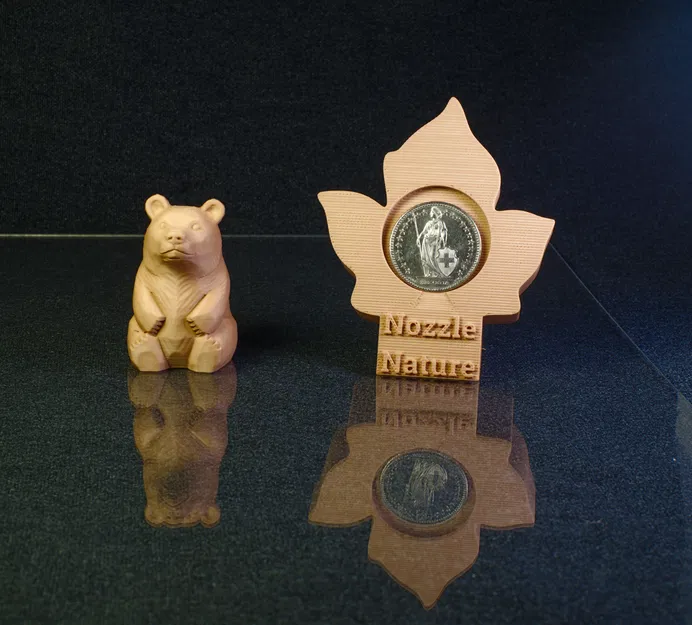 Mô hình chú gấu khắc gỗ và giá trưng bày tiền xu nghệ thuật - Image 2