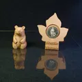 Mô hình chú gấu khắc gỗ và giá trưng bày tiền xu nghệ thuật - Thumbnail 2