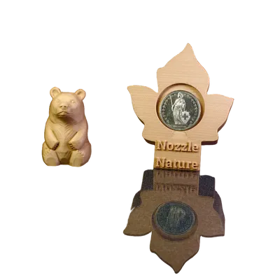 Mô hình chú gấu khắc gỗ và giá trưng bày tiền xu nghệ thuật