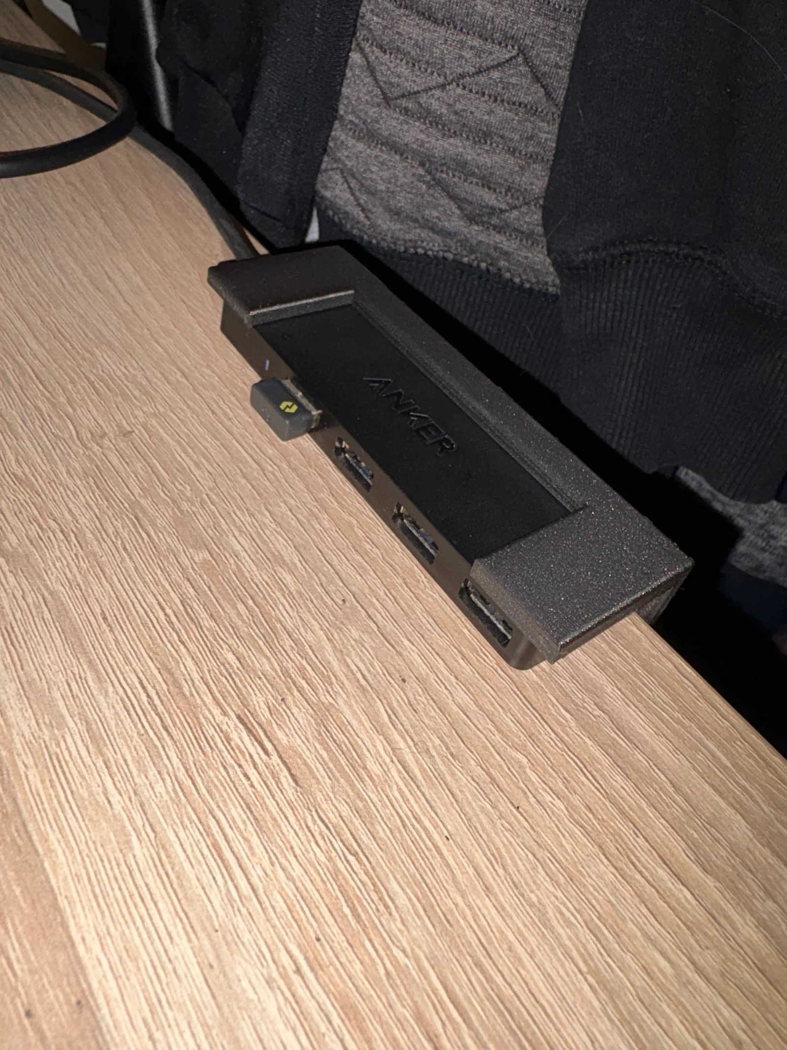Giá treo hub USB Anker gắn bàn thông minh, không cần bắt vít 1
