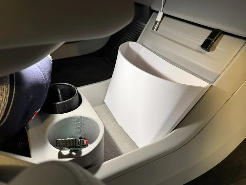 Khay Chứa Đồ Dưới Bảng Điều Khiển Cho Volvo EX90 - Image 1