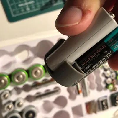 Khay chuyển đổi và sắp xếp pin 3xAA sang pin D