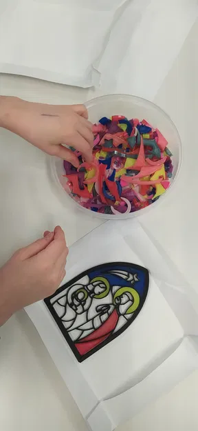 Mẫu trang trí Giáng sinh kính màu hình Chúa giáng sinh phong cách Picasso - Image 3