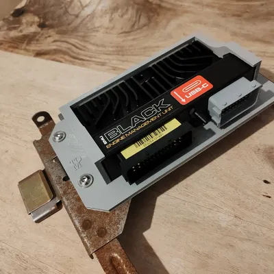 Giá đỡ EMU Black cho Nissan Micra K11 (vị trí ECU coilpack)