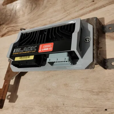 Giá đỡ EMU Black cho Nissan Micra K11 (vị trí ECU coilpack)