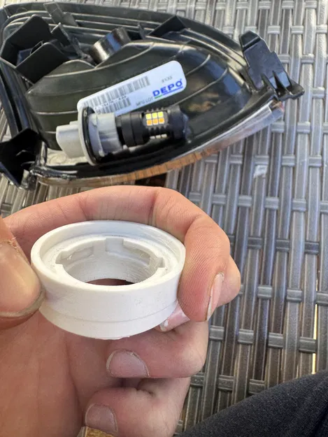 Đế giữ bóng đèn 3157 cho đèn xi nhan xe Toyota - Image 1