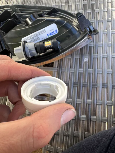 Đế giữ bóng đèn 3157 cho đèn xi nhan xe Toyota - Image 2