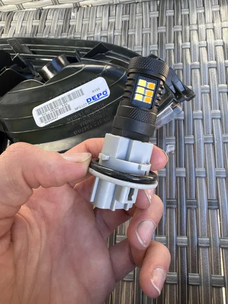 Đế giữ bóng đèn 3157 cho đèn xi nhan xe Toyota - Image 4