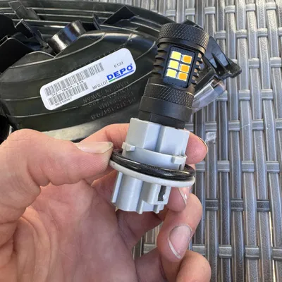 Đế giữ bóng đèn 3157 cho đèn xi nhan xe Toyota