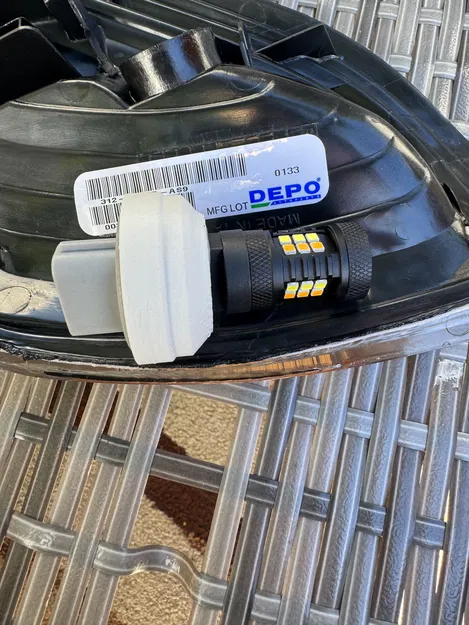 Đế giữ bóng đèn 3157 cho đèn xi nhan xe Toyota - Image 7