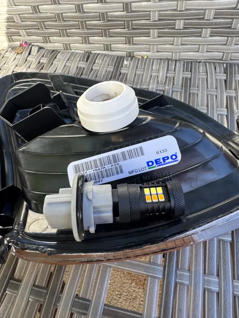 Đế giữ bóng đèn 3157 cho đèn xi nhan xe Toyota - Image 8