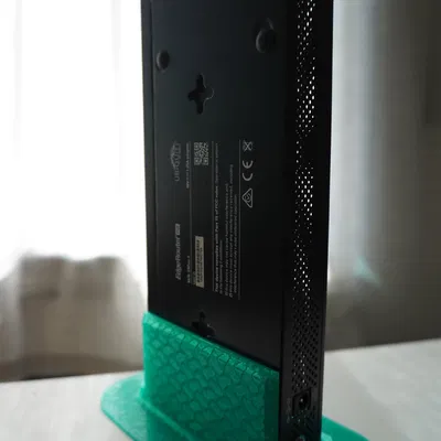 Chân đế dựng đứng tiết kiệm diện tích cho Ubiquiti EdgeRouter PoE